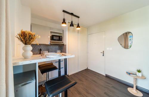 Sainte-Clotilde Centre Apartment | L'Oiseau Bleu Vue et Piscine