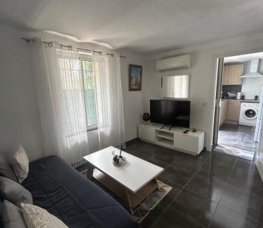 Golfe Juan Apartment | L'Open bord de mer