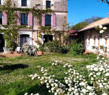 Vouzan Bed & Breakfast | L'oree du Bois - Chambres independante