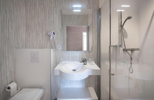 Salles-la-Source Hotel | L'OUSTAL Pont-les-Bains