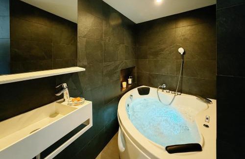 Bullion House | L'Oxalis villa (L'Osmanthus), Logement avec balnéothérapie privée