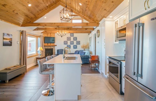 Hamilton Cottage | L'yle Ila Lake Front Retreat