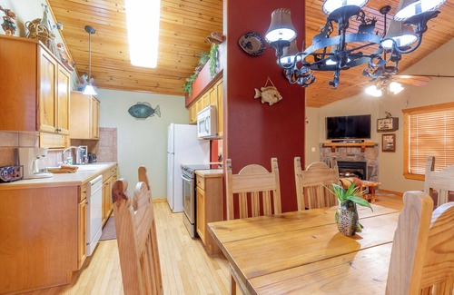 Reeds Spring Cabin | L076, 2Br, 2ba Fox Hollow Cabin