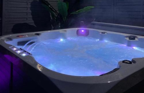 Montclera House | La biche au bois piscine chauffee jacuzzi
