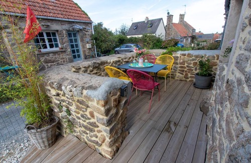Fermanville House | La Bicyclette Bleue : Au Calme, Dans un Village Typique au Départ de Randonnée
