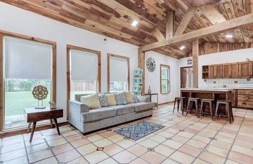 Hutto Cabin | La Cabaña - Kid friendly home by Kalahari Resort.