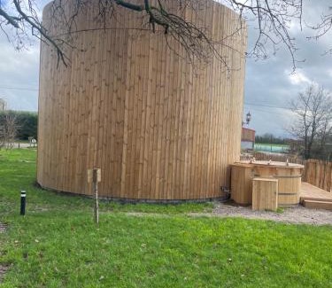 Les Landes-Genusson House | La Cabane Tonneau - Les Pieds dans le Pré