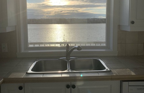 Laval Apartment | La Campagne en Ville au Bord de L'eau et aux Portes de Montréal !