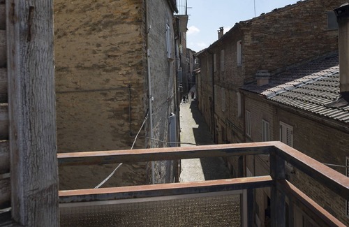 Monte San Pietrangeli House | LA CASA DE MARIO . near the door by the sun