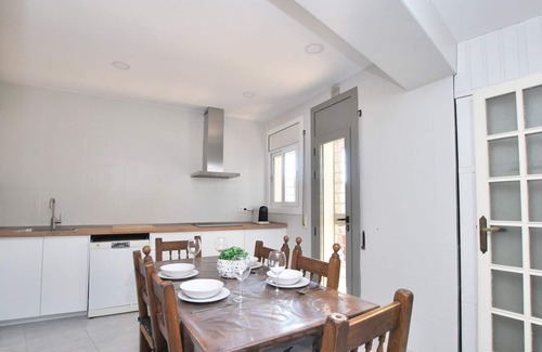 Badalona Ski Chalet | La casa del Pi · House in the city, next to Barcelona and beach