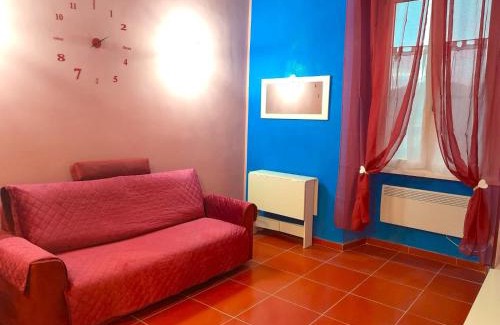 Fiuggi Apartment | LA CASA DI CARTA red