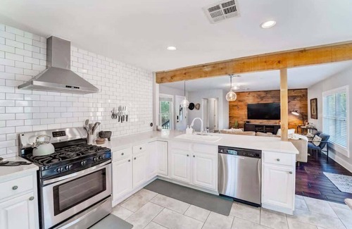 Dripping Springs House | La Casa | Farmhouse w/Pool + Fire Pit