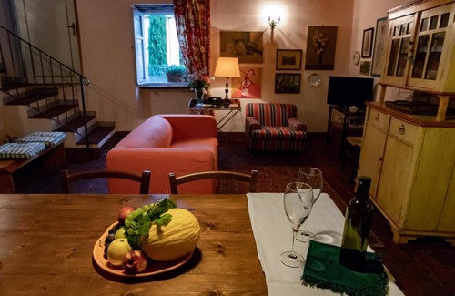 Le Piazze House | La casa rosa