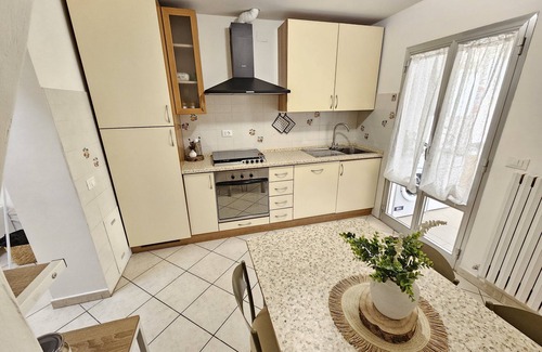 Jesi Apartment | [La Casetta] Bilocale Centrale con Terrazza Parcheggio Gratuito Wifi PS4 Minipc