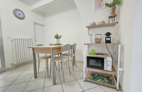 Jesi Apartment | [La Casetta] Bilocale Centrale con Terrazza Parcheggio Gratuito Wifi PS4 Minipc