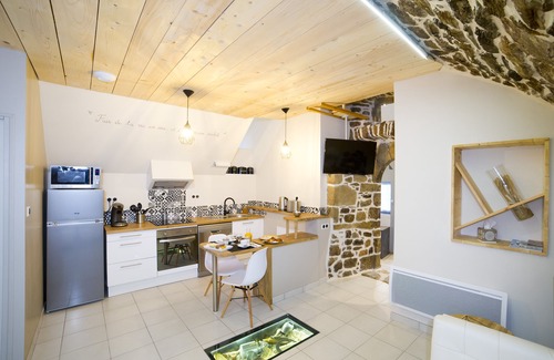 Recoules-Previnquieres Cottage | La Cazette: unusual romantic suite with private spa