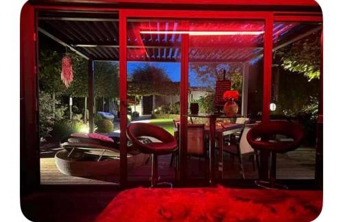 Tournai Bed & Breakfast | La chambre du puits avec 2 jacuzzis , sauna et Hammam privatif