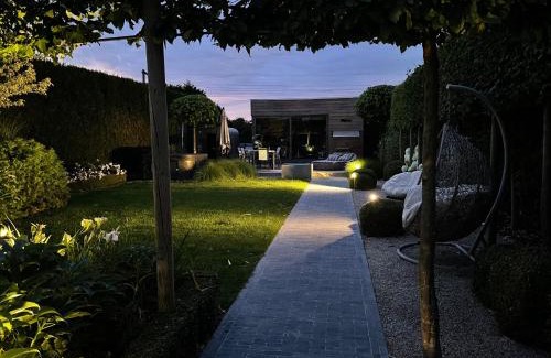 Tournai Bed & Breakfast | La chambre du puits avec 2 jacuzzis , sauna et Hammam privatif