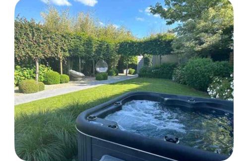 Tournai Bed & Breakfast | La chambre du puits avec 2 jacuzzis , sauna et Hammam privatif