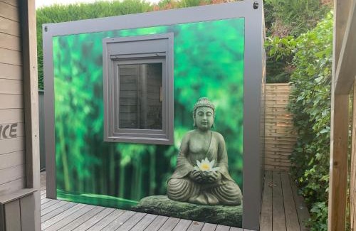 Tournai Bed & Breakfast | La chambre du puits avec 2 jacuzzis , sauna et Hammam privatif