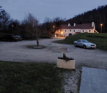 Liege Bed & Breakfast | La chambre et le studio du château du golf de Bernalmont