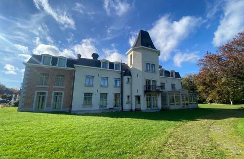 Liege Bed & Breakfast | La chambre et le studio du château du golf de Bernalmont