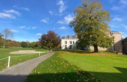 Liege Bed & Breakfast | La chambre et le studio du château du golf de Bernalmont