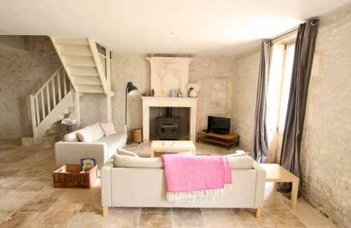 Reaux House | La Chamille - Sleeps 6 (3 Bedroom) - Stylish House With Heated Pool in the vines