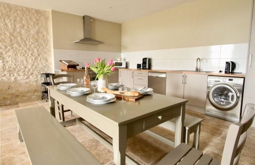 Reaux House | La Chamille - Sleeps 6 (3 Bedroom) - Stylish House With Heated Pool in the vines