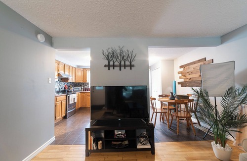 Guelph House | La Chic - Stylish Bedroom With Free Parking and WIFI