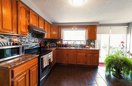 Guelph House | La Chic - Stylish Bedroom With Free Parking and WIFI