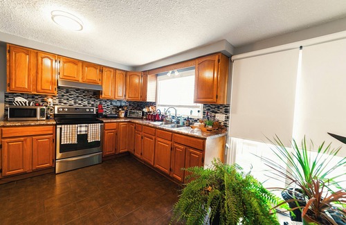 Guelph House | La Chic - Stylish Bedroom With Free Parking and WIFI