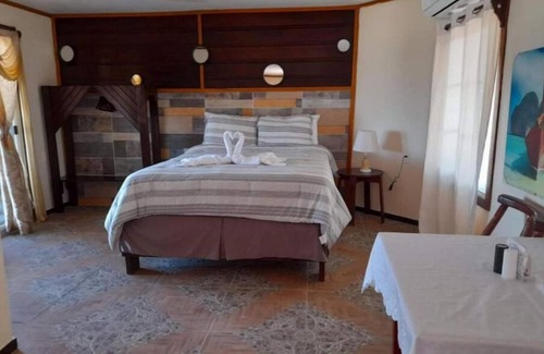 Corozal Hotel | La Delphina Bed and Breakfast Bar and Grill King Suite with Sea View