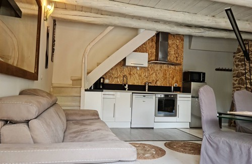 Villeneuve-dʼAllier House | La Demeure des Glycines with Jacuzzi