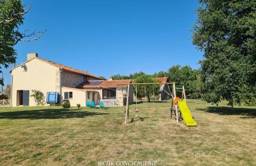 Saint-Amand-sur-Sevre House | La Dorgisière - Ferme du XVIIe rénovée, grand jardin arboré à 15 min du Puy duFou