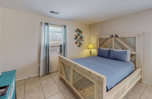 Rio Rancho Apartment | La Escapada, Master Suite w Washer/Dryer