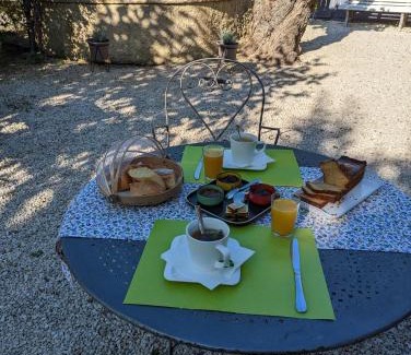 Moussac Bed & Breakfast | La Fontaine aux Poissons Rouges