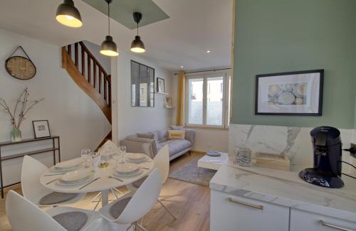 Nevers Apartment | La grande porte du Baron