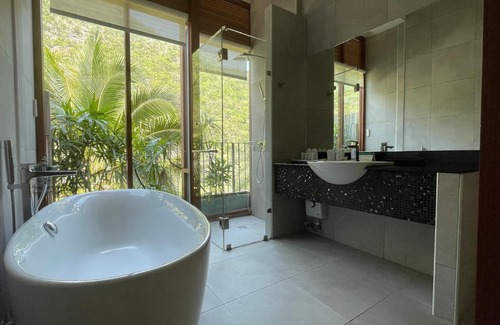 Sam Roi Yot Hotel | La Isla Pranburi Beach Resort