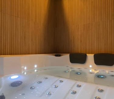 Tourcoing Apartment | La jacuzz’home