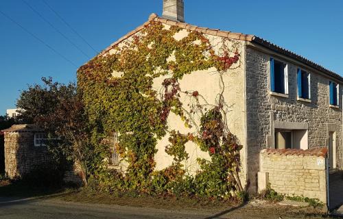 Le Gue-d'Allere Bed & Breakfast | La Jolie Longère Fleurie Tiny house avec piscine et jardin