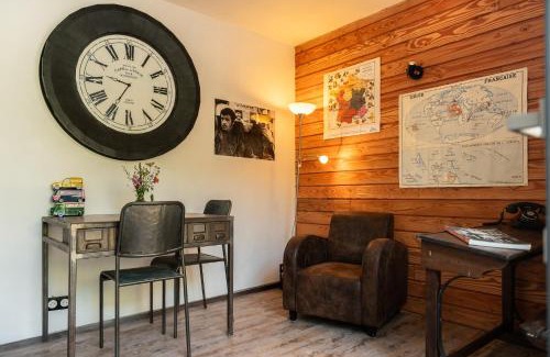 Le Gue-d'Allere Bed & Breakfast | La Jolie Longère Fleurie Tiny house avec piscine et jardin