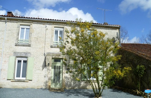 Thouarsais-Bouildroux House | LA LAUJÈRE: Discover our Gîte Ivie with its pretty garden and private swimming pool