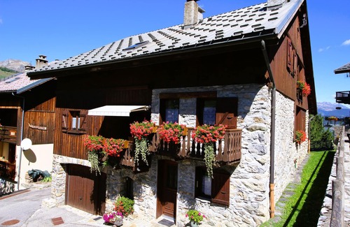 Valmorel Ski Chalet | La Lauzière 3-room apartment 55 m2 200 m from the free bus stop and 300 m from the ski lift