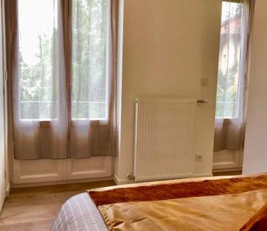 Lons-le-Saunier Apartment | La Maison, 4 appartements 3 étoiles climatisés au centre ville avec jardin proche du Parc et des Thermes
