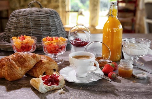 Saint-Martin-des-Combes Bed & Breakfast | La Mandrélie