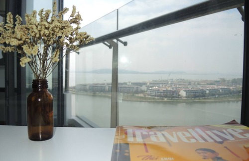 Ha Long Condo | La Mer Perfect for Romantic couples and families