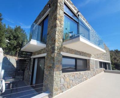 Plomari Villa | La Mer Villa - Entire Cottage