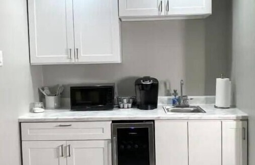 West Athens House | LA Modern Guesthouse/Near LAX/SoFi/Free Parkingnn