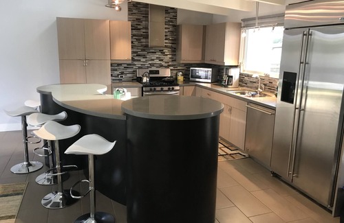 Magnesia Falls Cove House | La Moderna - Salt Water Pool & Spa, Memory Foam Beds in Every Room.